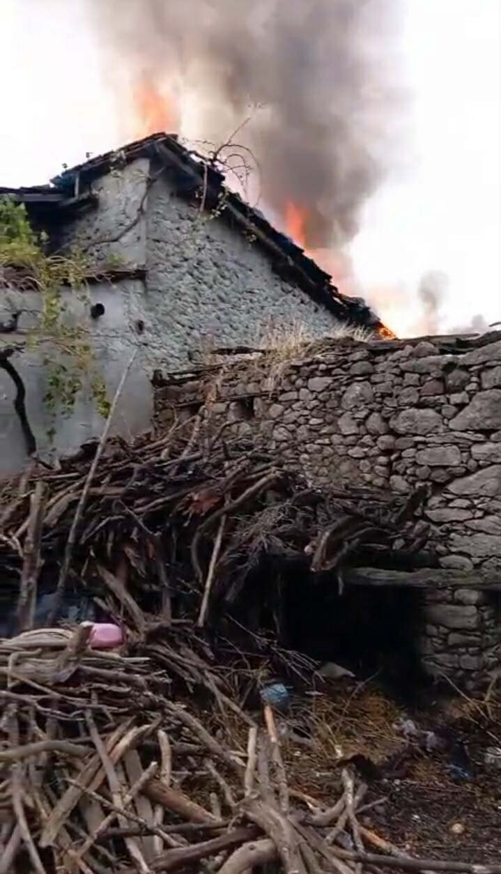 Taş evde yangın çıktı, ahırdaki inek öldü