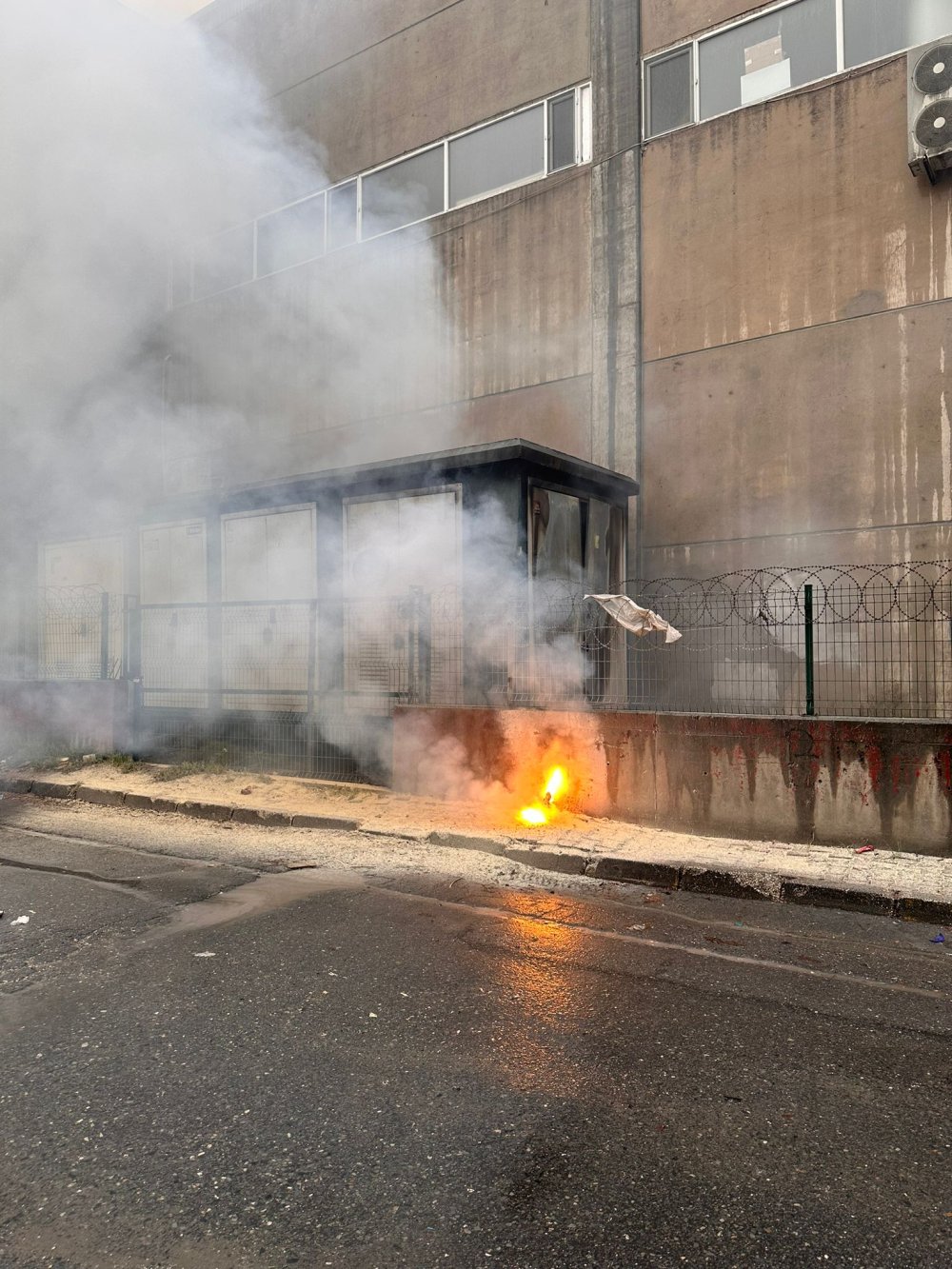 Esenyurt'ta elektrik kabloları alevlere teslim oldu