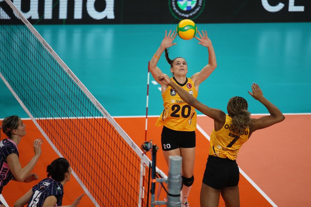 Vakıfbank deplasmanda set vermeden kazandı