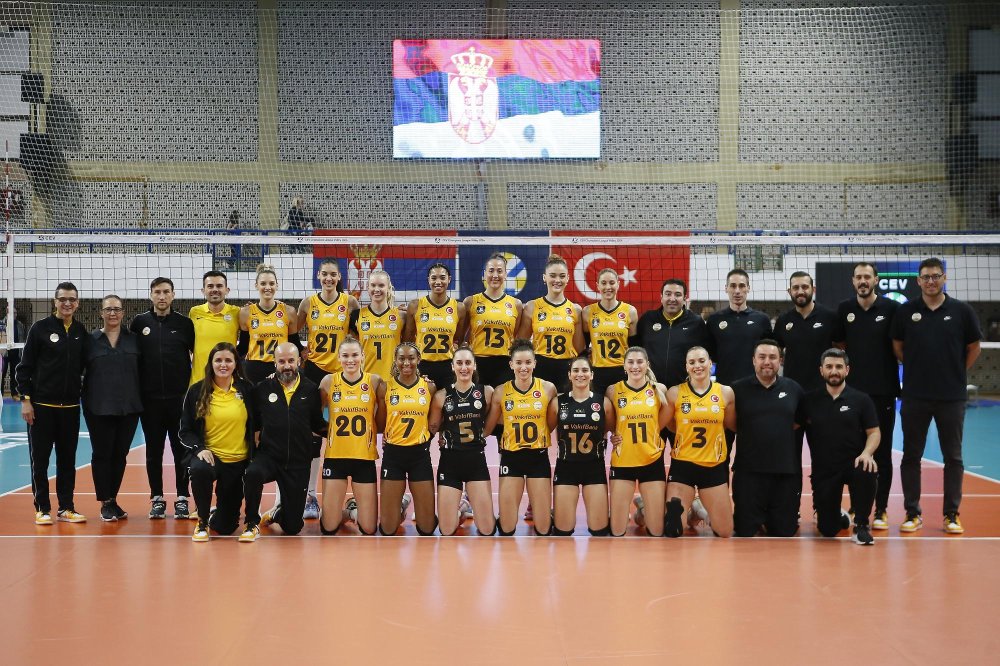 Vakıfbank deplasmanda set vermeden kazandı