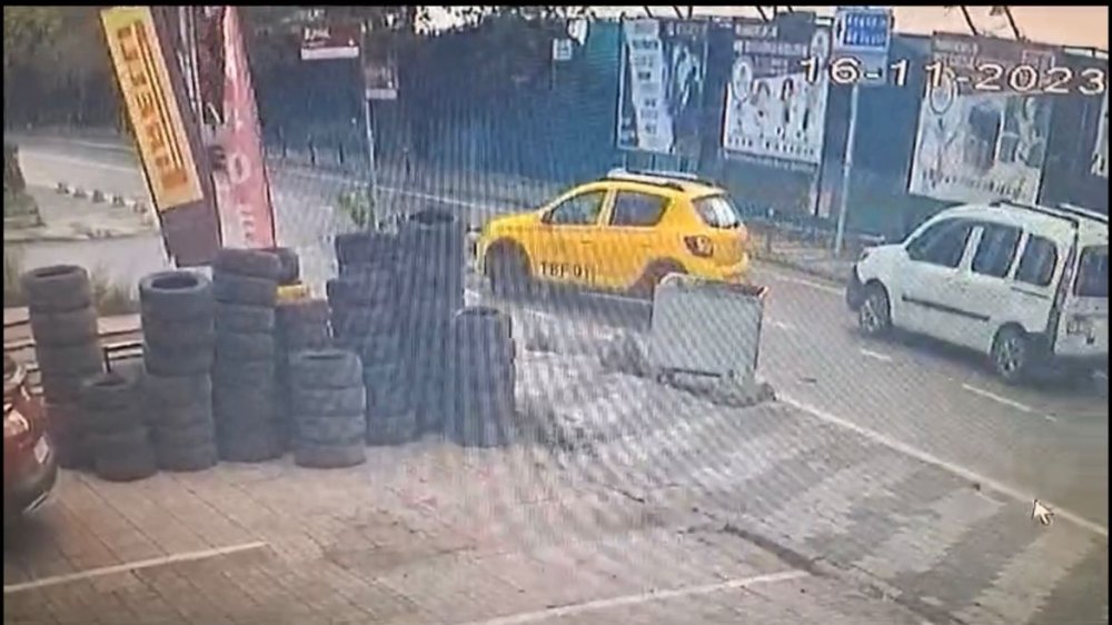 Motosiklet kaygan yolda hakimiyetini kaybedince taksinin altına girdi