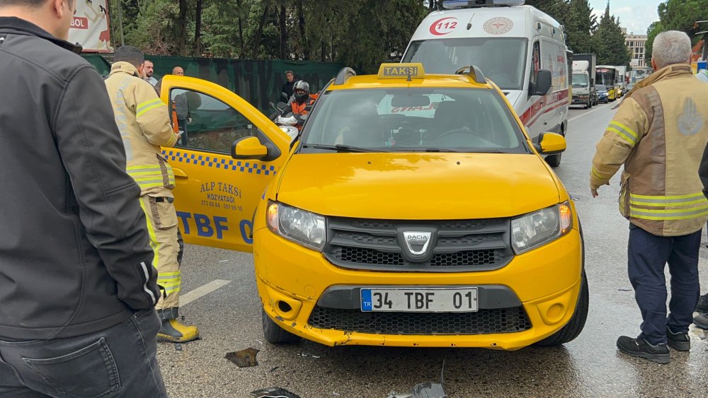 Motosiklet kaygan yolda hakimiyetini kaybedince taksinin altına girdi