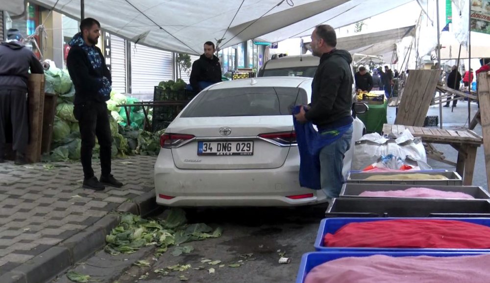 Pazar sokağında bırakılan aracın üzerine tezgah açıldı