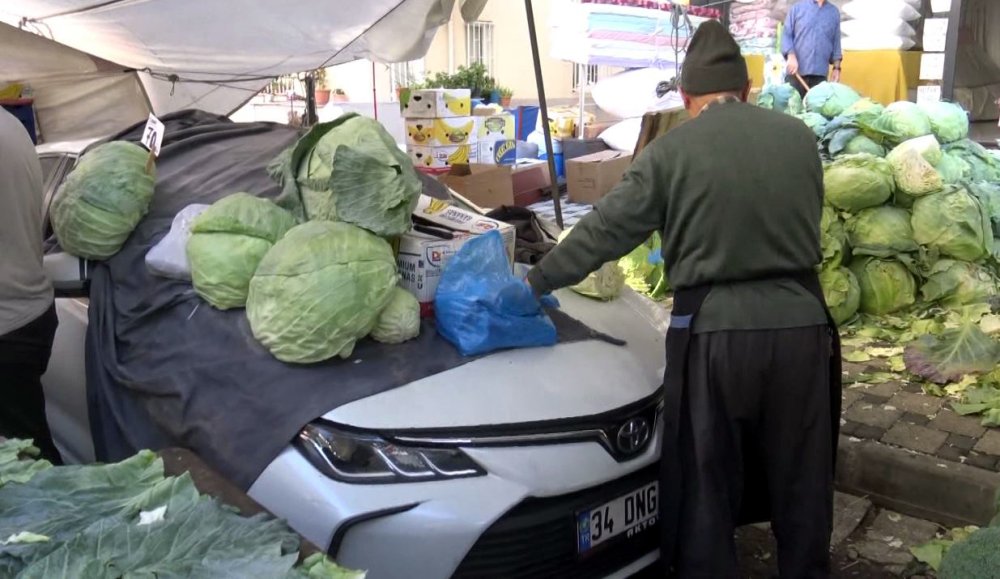 Pazar sokağında bırakılan aracın üzerine tezgah açıldı