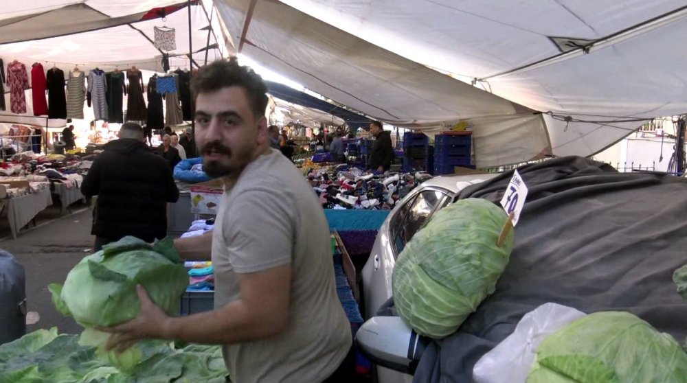 Pazar sokağında bırakılan aracın üzerine tezgah açıldı