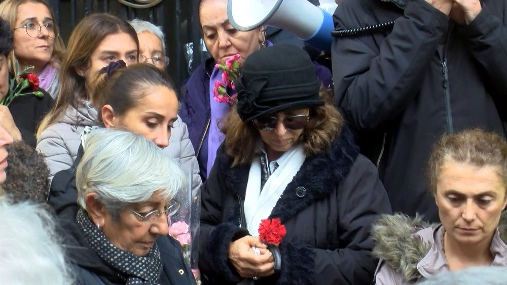 Hrant Dink'in öldürüldüğü yerde karanfilli protesto: 'Karanlık güçler iş başında'