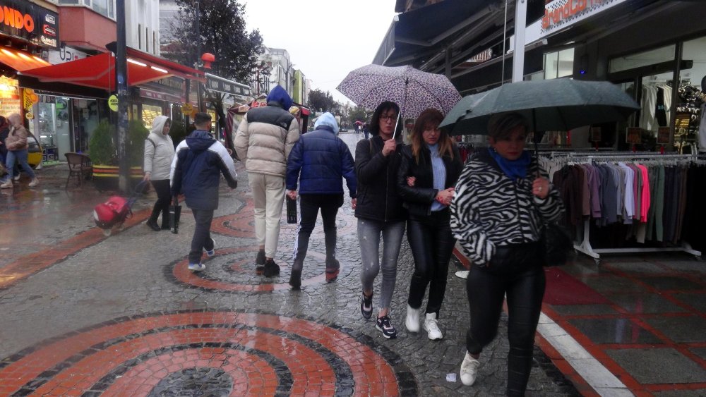 İlde kuvvetli rüzgar TIR'ı devirdi, ağaçları kökünden söktü