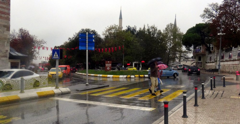 İlde kuvvetli rüzgar TIR'ı devirdi, ağaçları kökünden söktü