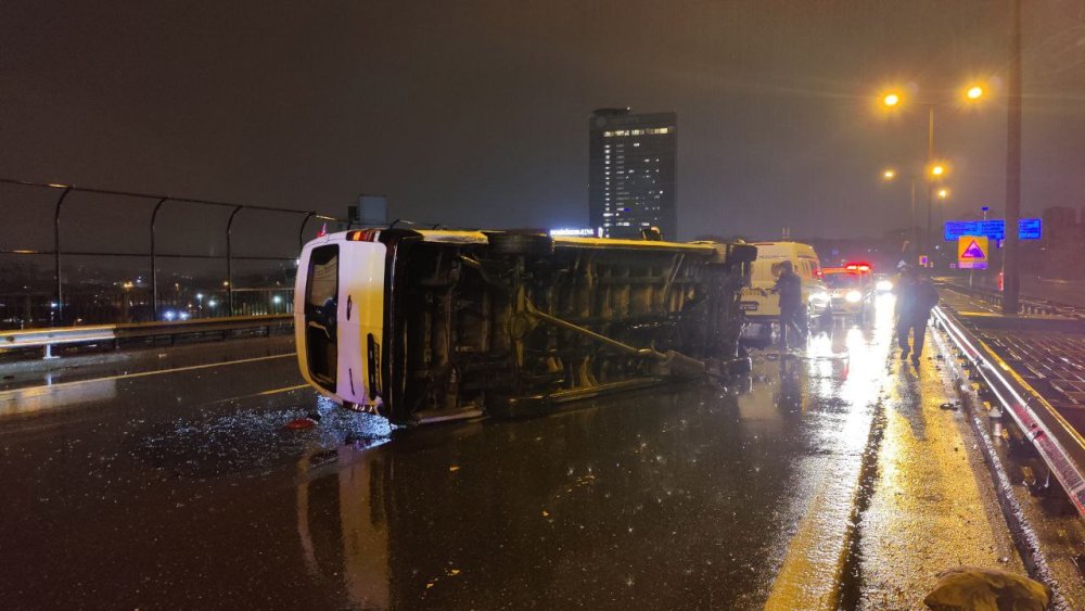 Bağcılar'da servis minibüsü devrildi:1 ölü 1 yaralı