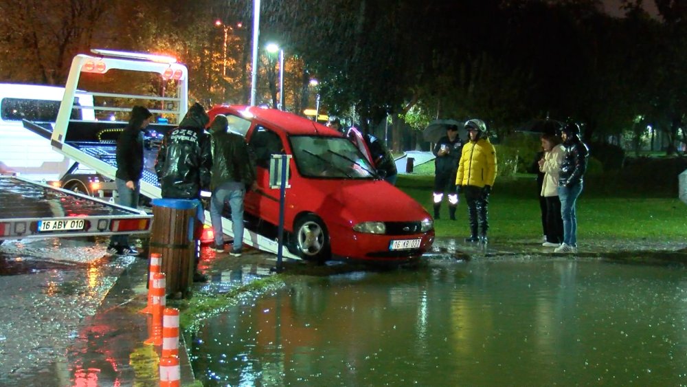 Bursa'da otomobil süs havuzuna düştü