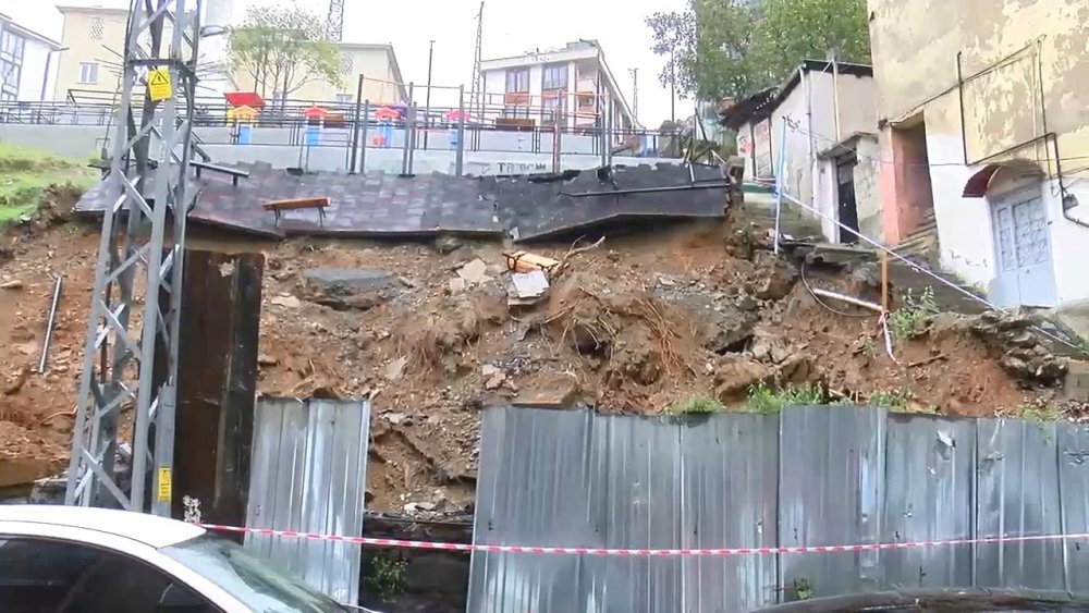 İstanbul'daki çocuk parkında toprak kaydı