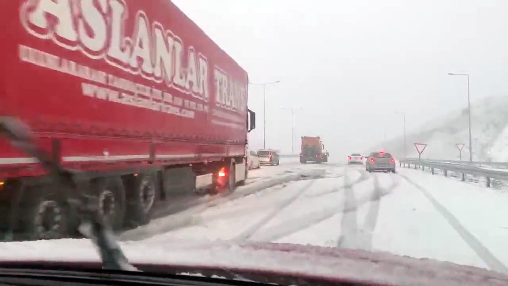 Kar yağışında ulaşım aksayınca uzun araç kuyrukları oluştu