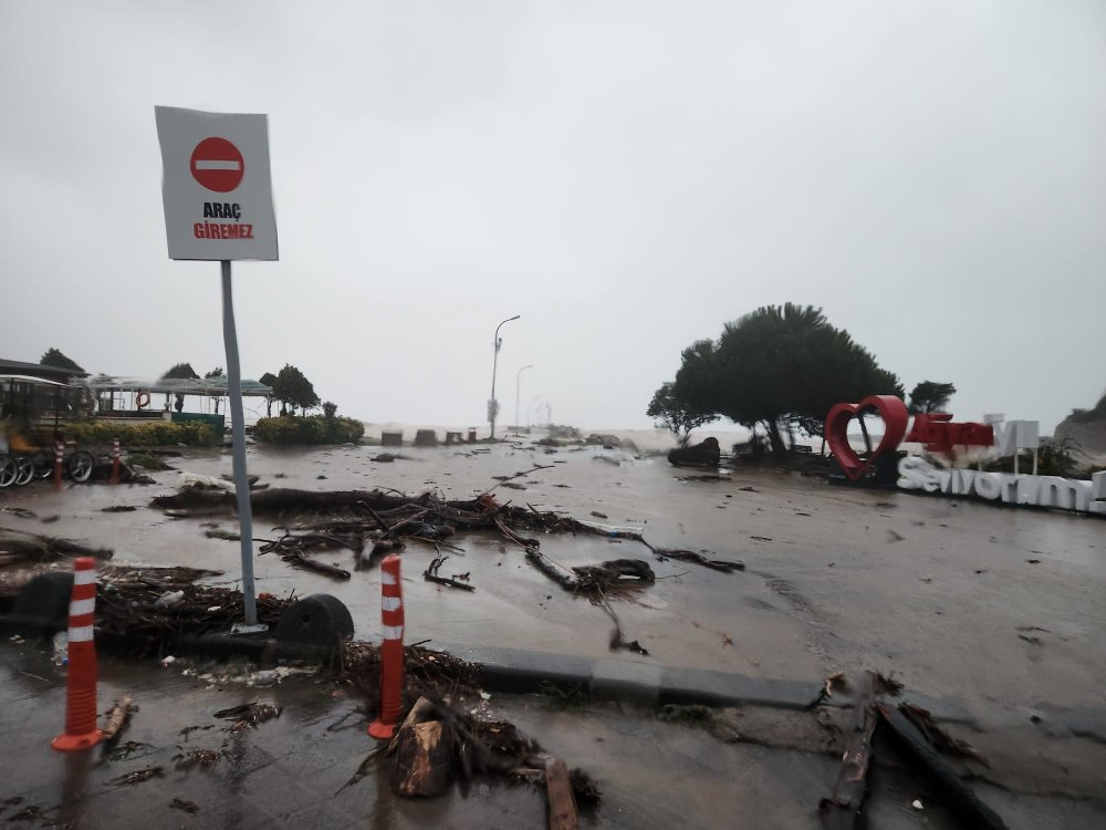 Şile'de dere taştı, yollar göle döndü