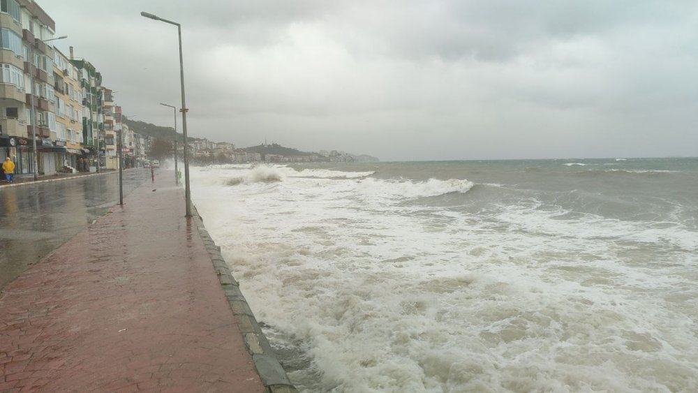 Yalova'da deniz taştı, teknelerde maddi hasar meydana geldi