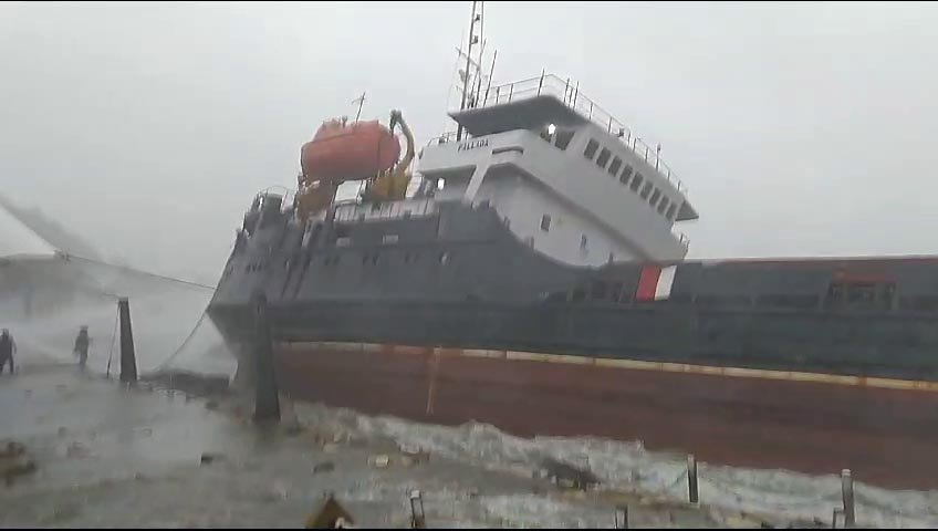 Zonguldak'ta gemi ikiye bölünerek karaya oturdu