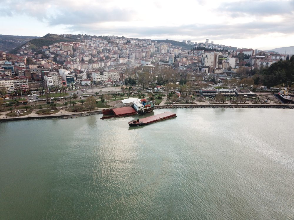 Fırtınada ikiye bölünen gemi böyle görüntülendi: Çalışma başlatılacak