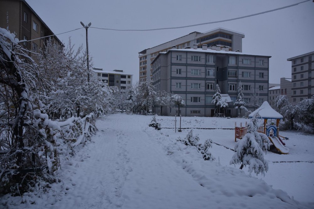 Kentin yüksek kesimlerinde kar kalınlığı 30 santimetre oldu