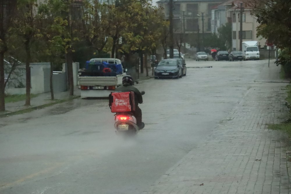 Edirne'de sağanak yağış hayatı olumsuz etkiledi