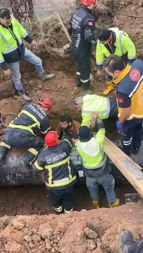 İçme suyu hattı çalışmasında göçükte kalan işçi kurtarıldı