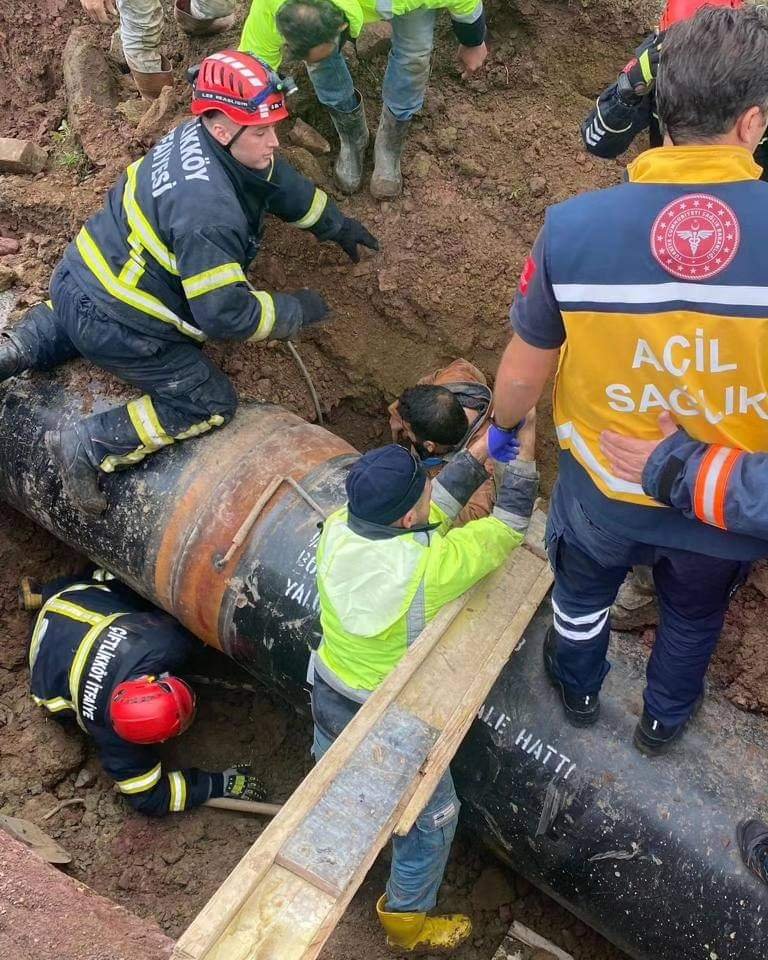 İçme suyu hattı çalışmasında göçükte kalan işçi kurtarıldı