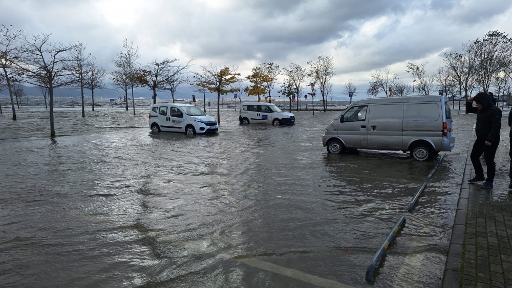 Deniz taştı, otopark sular altında kaldı!