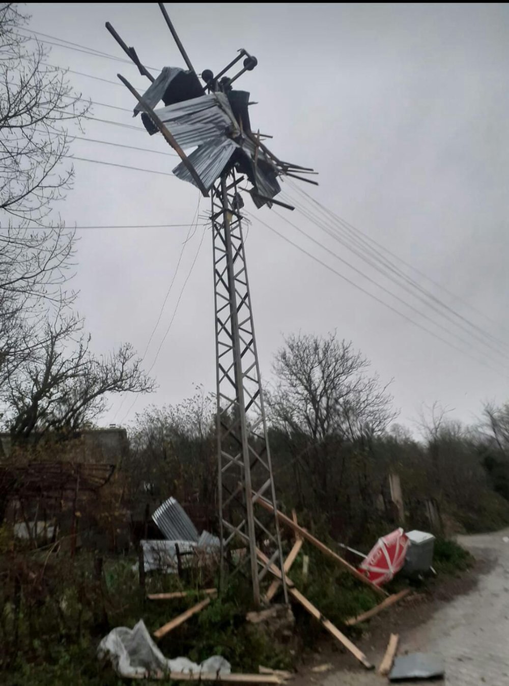 Samsun'da elektrik direkleri devrildi