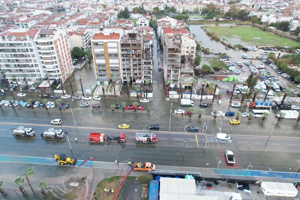 Şiddetli yağış ve fırtına; tsunami etkisi yarattı