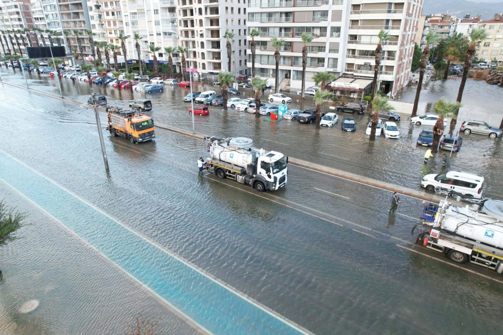 Şiddetli yağış ve fırtına; tsunami etkisi yarattı