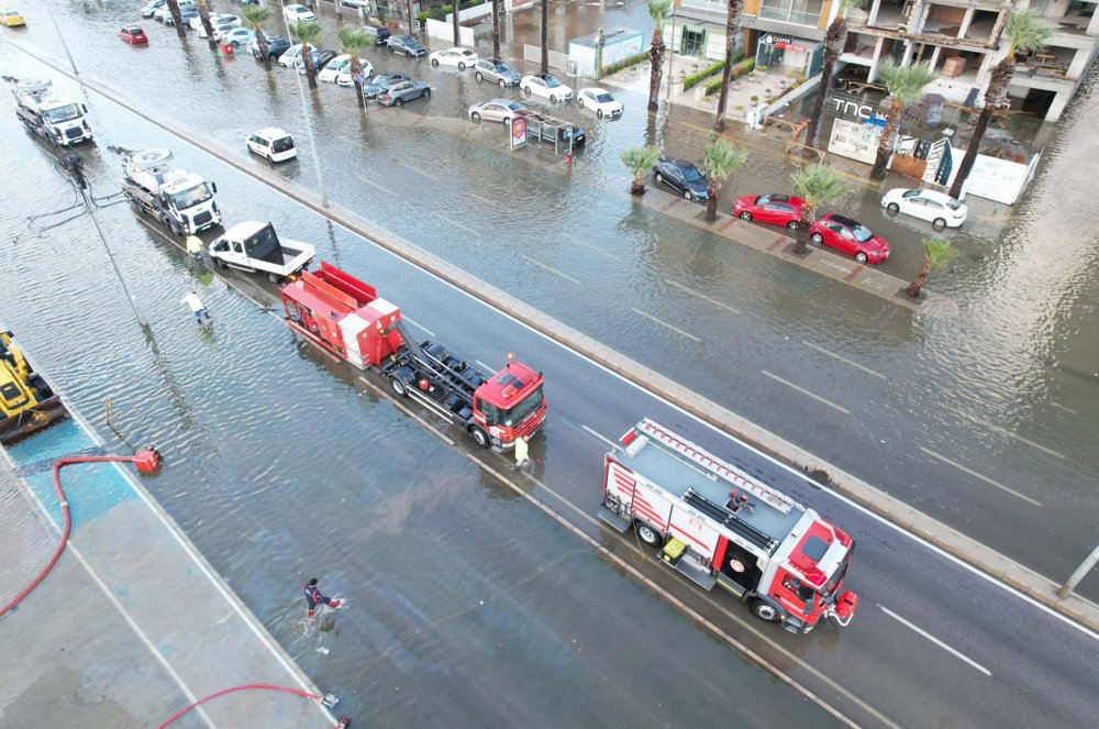 Şiddetli yağış ve fırtına; tsunami etkisi yarattı