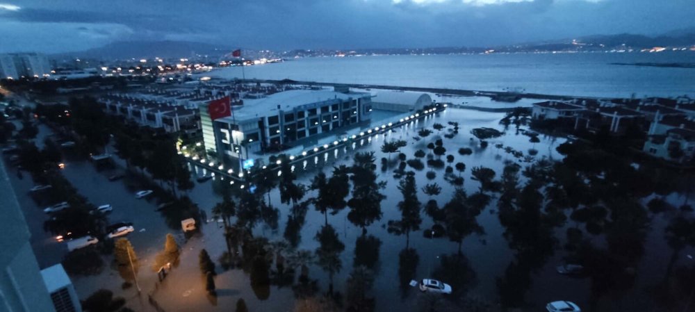 Şiddetli yağış ve fırtına; tsunami etkisi yarattı