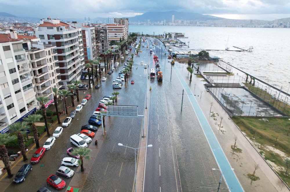 Şiddetli yağış ve fırtına; tsunami etkisi yarattı