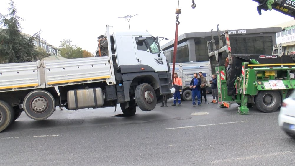 Asfalt çöktü, kamyon tekerlek çukura düştü