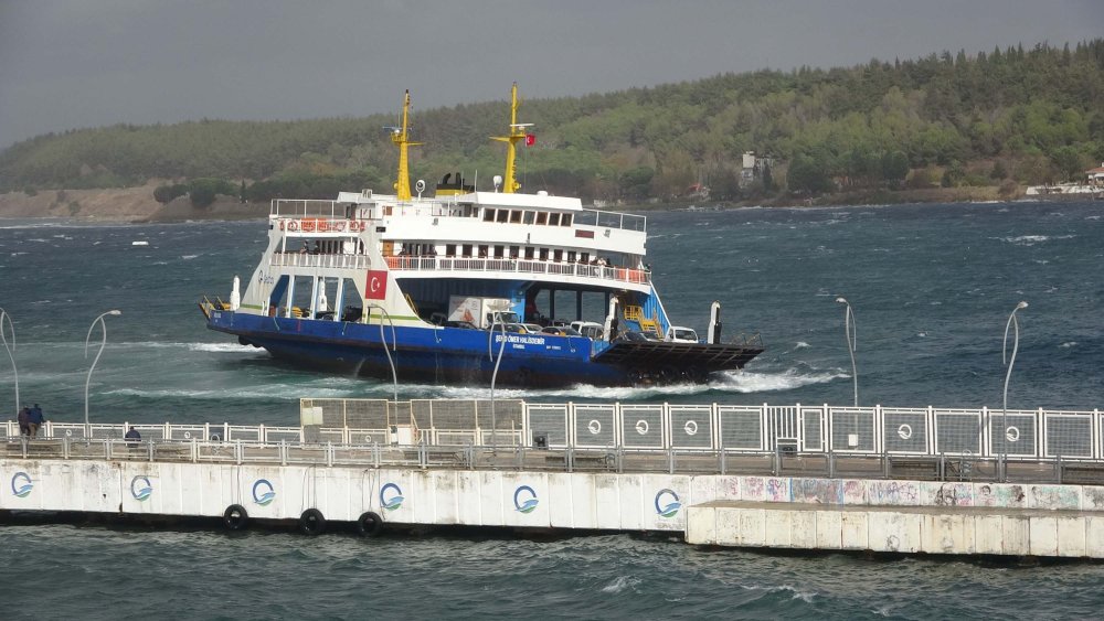 Feribot seferleri fırtına nedeniyle iptal edildi