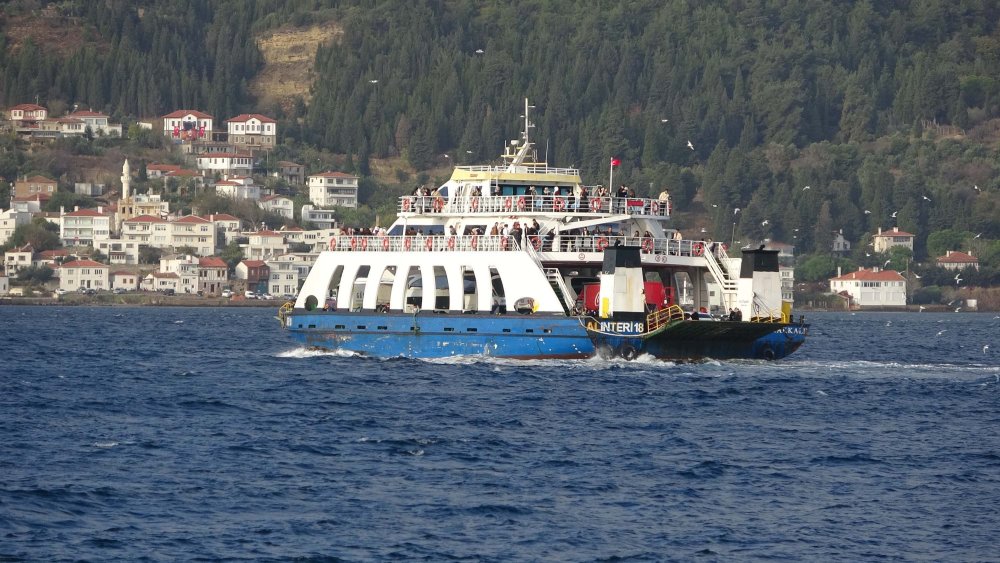 Feribot seferleri fırtına nedeniyle iptal edildi