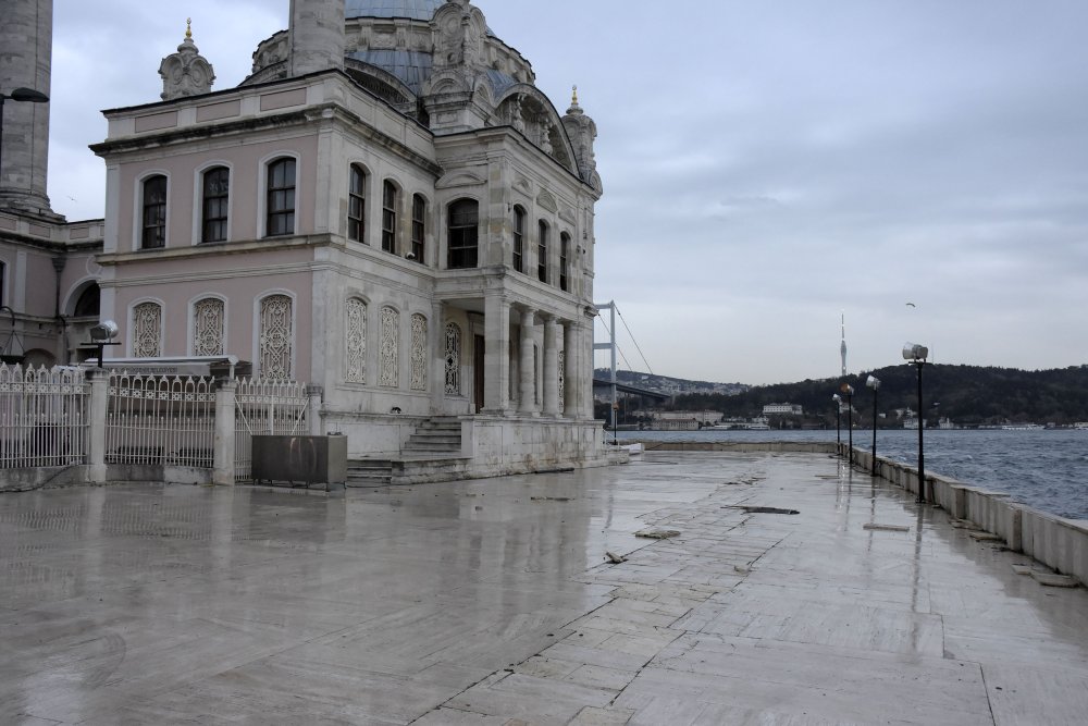 İstanbul'da fırtına: Beton bloklar Büyük Mecidiye Camii'nin avlusuna savruldu