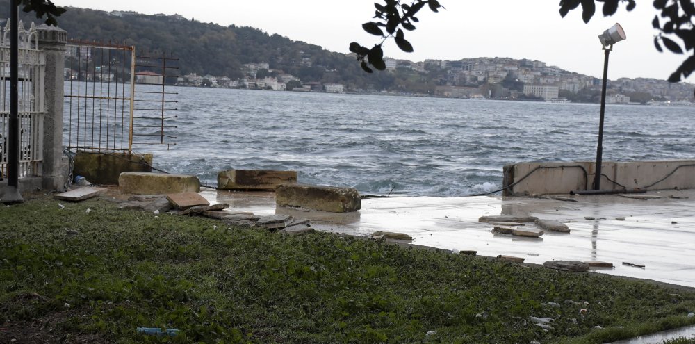 İstanbul'da fırtına: Beton bloklar Büyük Mecidiye Camii'nin avlusuna savruldu