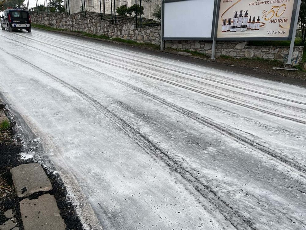 Yollardaki beyaz köpük merak uyandırdı: Gerçek sonradan ortaya çıktı