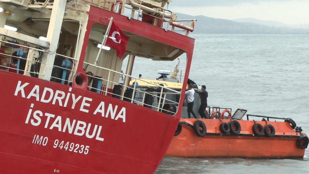 Karaya oturan tankeri kurtarma çalışmaları başladı