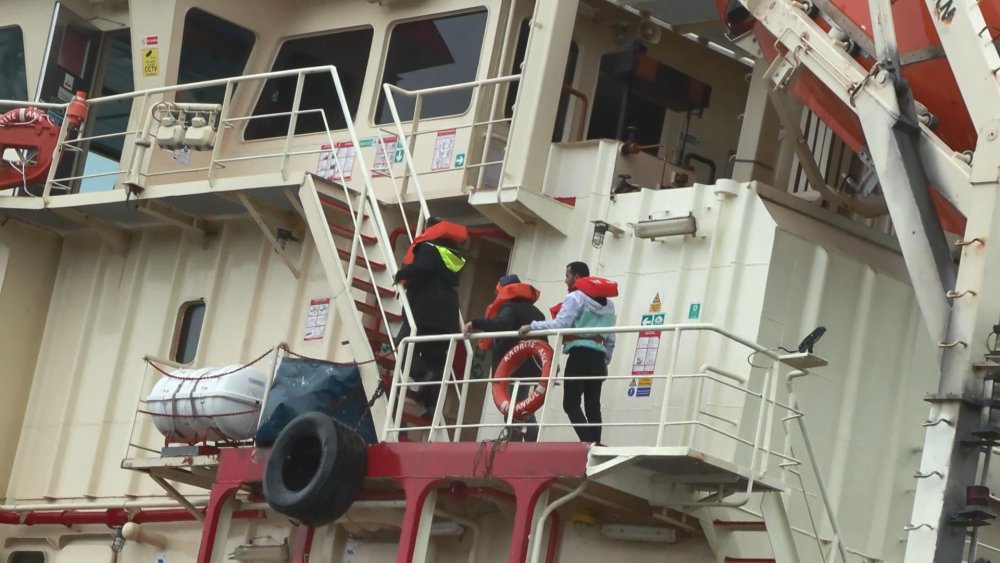 Karaya oturan tankeri kurtarma çalışmaları başladı