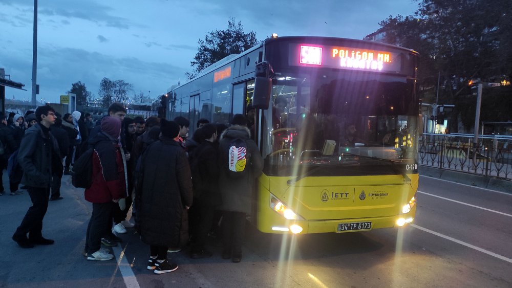 Vapur seferleri iptal edilince Marmaray ve metrobüste yoğunluk oluştu!