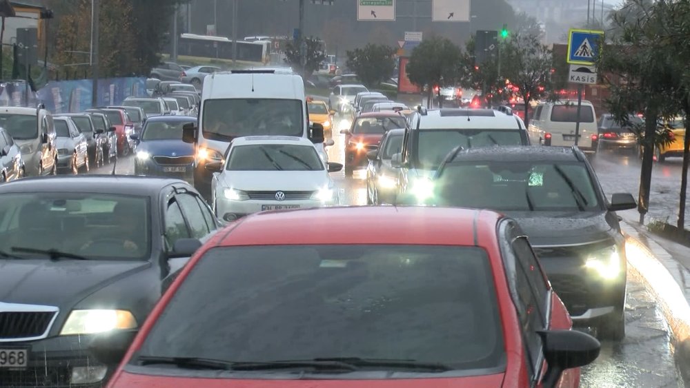 Yollar göle dönünce araçlar zor anlar yaşadı