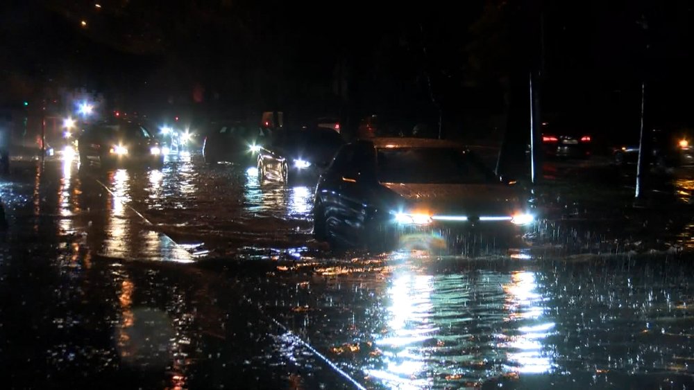 Yolu su bastı, araçlar kaldırımdan gitti