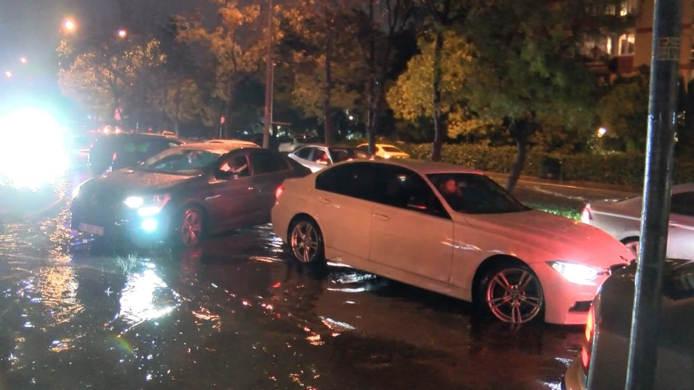 Yolu su bastı, araçlar kaldırımdan gitti