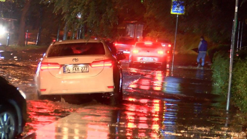 Yolu su bastı, araçlar kaldırımdan gitti