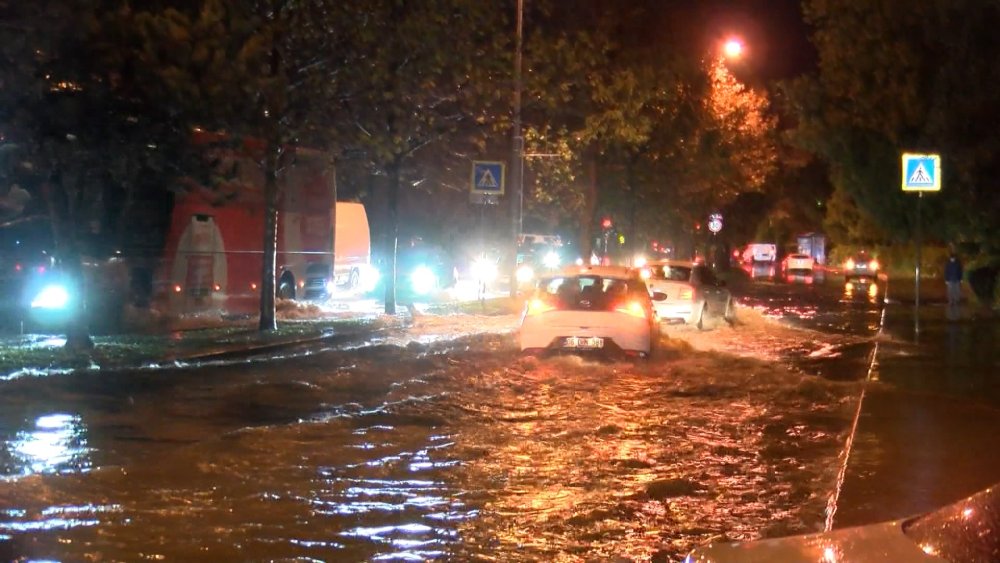 Yolu su bastı, araçlar kaldırımdan gitti