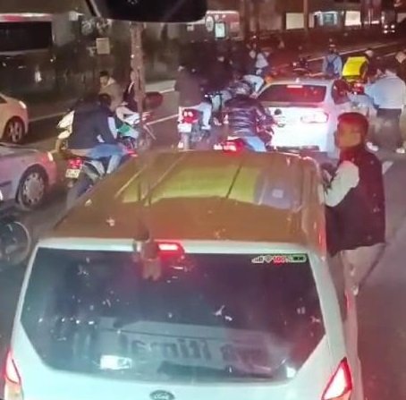 Asker konvoyu caddeyi trafiğe kapattı