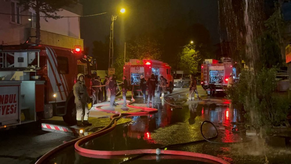 Gece çıkan yangında restoran kullanılamaz hale geldi