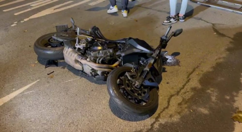 Motosikletten düştü, metrelerce sürüklenerek yaralandı