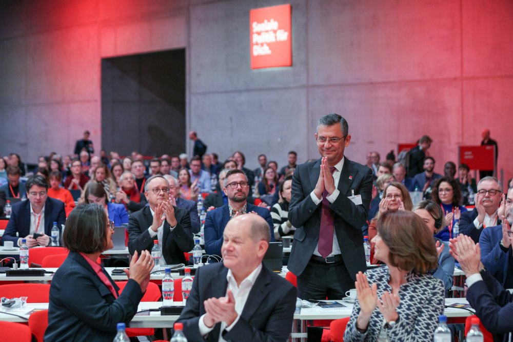 CHP Genel Başkanı Özel’in Berlin temasları: Almanya Başbakanı Olaf Scholz ile görüştü