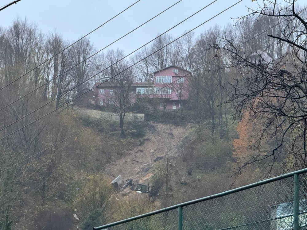 Heyelanda toprağın altında kalan anne ve oğlu aranıyor